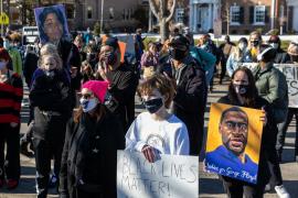 En Minnesota, decenas de protestaron previo al juicio por la muerte de George Floyd