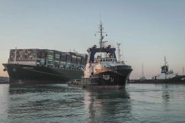 En esta foto de la Autoridad del Canal de Suez se ve el buque 'Ever Given' remolcado por otro barco, en el Canal de Suez, Egipto, el 29 de marzo de 2021.