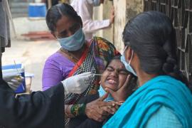 Las nuevas infecciones en India tuvieron el mayor aumento diario en más de tres meses, lo que generó cierres de escuelas, restricciones a las compras y otras medidas para combatir al virus en varias partes del país.