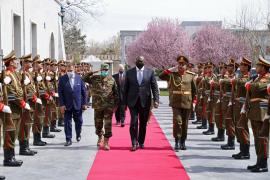 El secretario estadunidense de Defensa, Lloyd Austin (c), con su colega afgano en funciones, el ministro afgano en funciones, Yasin Zia, pasan revista a una guardia de honor en el Palacio Presidencial de Kabul, el 21 de marzo de 2021