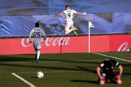 Karim Benzema celebra uno de sus goles durante el partido entre el Real Madrid y Elche, en la liga española.