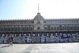 Mujeres intervinieron las vallas metálicas colocadas frente a Palacio Nacional con los nombres de víctimas de feminicidio, el 7 de marzo de 2021