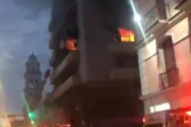 Mujer atrapada es rescatada de un incendio en el último piso de un edificio en Veracruz