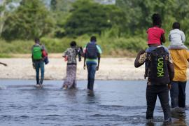En aumento, niños migrantes cruzan peligrosa jungla panameña