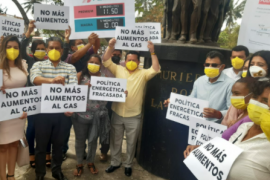 Protestan perredistas contra el alza de gasolina y gas en Veracruz
