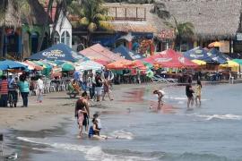  Gran cantidad de turistas llegan a playas de Boca del Río 