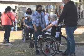 Adultos mayores con discapacidad en Xalapa son trasladados gratis a puntos de vacunación COVID