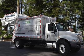 Alcalde de Xalapa entrega vehículos nuevos para recolección de residuos