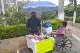 Padres de niño picado por serpiente vende gelatinas para solventar gastos 