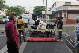 Señalan que auto que volcó y dejó un muerto en centro de Veracruz iba en sentido contrario