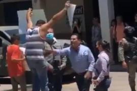 El  gobernador de Michoacán agrede a manifestante en Aguililla