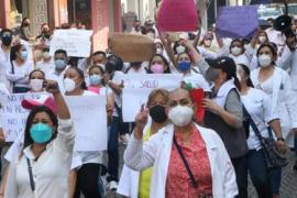 Exigen vacuna, trabajadores del Hospital Civil de Coatepec, laboran bajo protesta