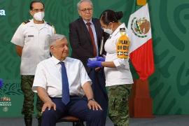 López Obrador recibe vacuna contra Covid-19 en Palacio Nacional