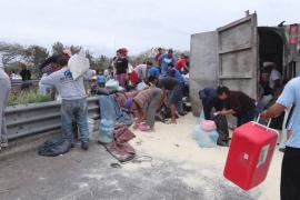 Habitantes hacen rapiña, tras volcadura de tráiler de azúcar en la Veracruz-Cardel