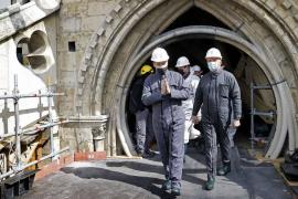 Emmanuel Macron visita catedral Notre Dame a dos años del incendio