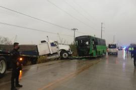 Autobús y tráiler chocan en la Anáhuac-Puente Prieto, hay 20 lesionados y un probable fallecido
