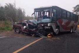  Camioneta y autobús de pasajeros chocan  en Veracruz, hay seis lesionados y 2 muertos