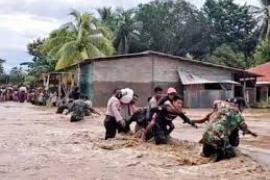 Al menos 133 personas murieron y docenas estaban desaparecidas en Indonesia, y en Timor Oriental se informó de 27 decesos.