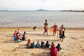 Niños toman clases a la orilla del mar en España