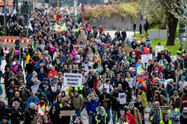 La gente participa en una manifestación de la iniciativa "Querdenken" en el centro de la ciudad de Stuttgart, Alemania, el sábado 3 de abril de 2021