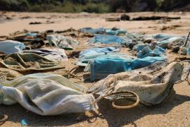 Como basura, así es como terminan las mascarillas en las playas del mundo