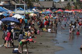 Turistas llenan playas de Boca del Rio y Veracruz, aun con pandemia