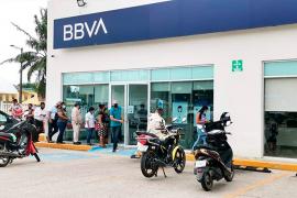 El atraco se registró mientras el ciudadano hacía fila afuera de la sucursal bancaria BBVA Bancomer y fue amenazado por dos hombres armados