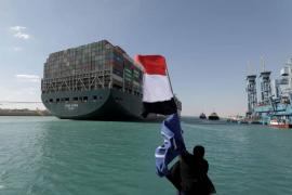 Canal de Suez recupera su tránsito, pasan todos los buques anclados