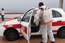 Tras posible tercera ola de COVID, desinfectan taxis en Coatzacoalcos