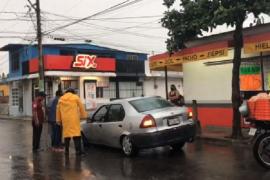 Tres carros caen en alcantarilla en el Vergel ante encharcamiento en la zona 