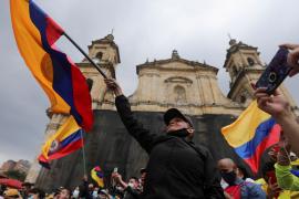 Colombianos exigen renuncia de su presidente
