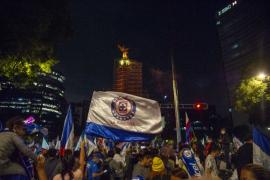 Aficionados de Cruz Azul arman fiesta en el Ángel de la Independencia