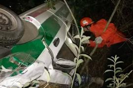 Dos muertos y un lesionado tras volcar y caer a desnivel un taxi en Xalapa