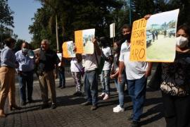 Ambulantes insisten en descuentos en el pago de agua, bloquean centro de Xalapa