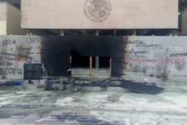 Normalistas de la “Mactu” vandalizan Palacio de Gobierno, y bloquean accesos a la ciudad