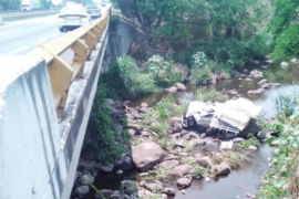  Se sale del camino,  camioneta cae al rio en la Cordoba-Veracruz hay un fallecido