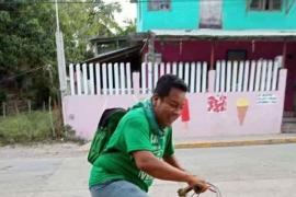Candidato hace campaña solo a pie o en bicicleta en Cazones, Veracruz