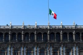 En Palacio Nacional izan la Bandera a media asta ante el luto de las victimas del metro