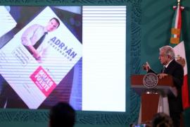 López Obrador exhibió una “tarjeta rosa” del candidato priista, Adrián de la Garza