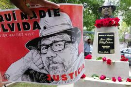 Familiares, activistas y periodistas develan busto del periodista Javier Valdez