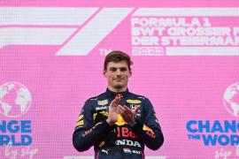 Verstappen se corona y “Checo” Pérez en cuarto