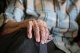 Suecia no protegió a los abuelitos del COVID, denuncia comisión parlamentaria