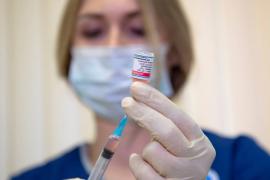 Decretan vacunación obligatoria en Rusia ante crisis de covid