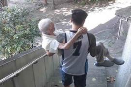 Joven lleva cargando a su abuelo para recibir vacuna covid;