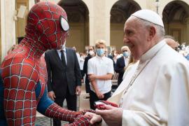 Hombre araña acapara la atención saluda al papa Francisco