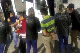Rescatan a migrantes que iban hacinados en autobús robado
