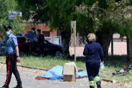 Sujeto asesina a balazos a un anciano y a dos niños en Roma