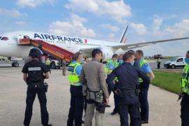 Avión de Air France es aislado en aeropuerto de París debido a sospecha de bomba