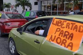 Piden a través de caravana de autos liberar a enfermera acusada de matar a su esposo en Veracruz