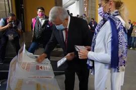 "Viva la democracia", dice AMLO tras emitir su voto